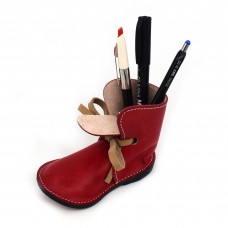 Crvena kožna cipelica - stalak za olovke
